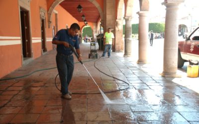 REALIZAN LIMPIEZA DE PORTALES EN PALACIO MUNICIPAL