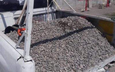 RETIRAN ESCOMBROS SOBRE LAS CALLES