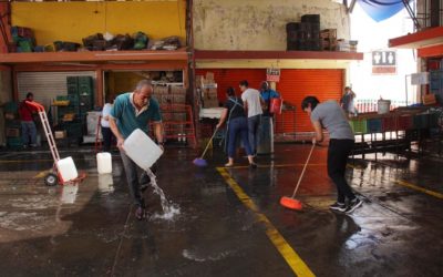LOCATARIOS DE MERCADOS SANITIZAN SU LUGAR DE TRABAJO