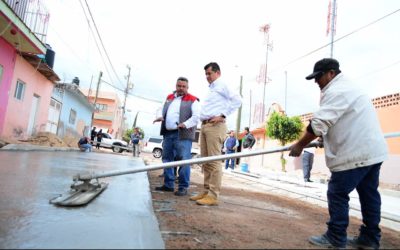 SUPERVISA ALCALDE PAVIMENTACIÓN DE CALLES SAGITARIO Y ZITÁCUARO