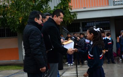FAVORECEN A ESTUDIANTES CON ENTREGA DE BECAS MUNICIPALES