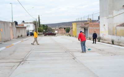 SUPERVISAN PAVIMENTACIÓN DE CALLE Y MEJORAS EN CENTRO COMUNITARIO