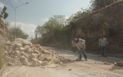 RETIRAN PIEDRAS DE TEPETATE EN LA AVENIDA MICHOACÁN