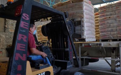 CONTINÚAN CON ENTREGA DE CEMENTO Y MORTERO CON LA FUNDACIÓN “MARIANA TRINITARIA”