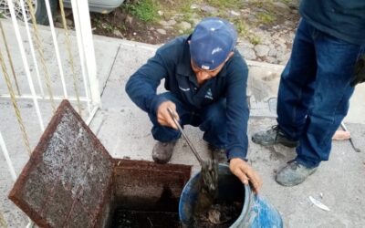 ATIENDE SAPAS REPORTE DE FUGA EN DRENAJE