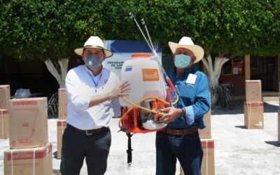 ENTREGA ALCALDE IMPLEMENTOS AGRÍCOLAS EN COMUNIDAD DE RÍO GRANDE