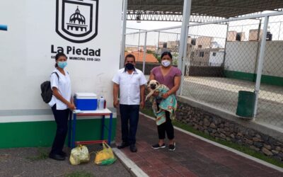 LLEVAN A CABO VACUNACIÓN ANTIRRÁBICA EN LOS CENTROS COMUNITARIOS