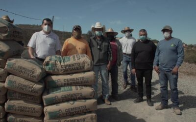 CUJUARATO Y EL ZAPOTE RECIBIERON HOY DOTACIONES DE CEMENTO