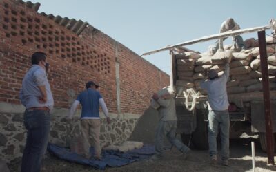 ENTREGA ALCALDE CEMENTO EN DOS COMUNIDADES
