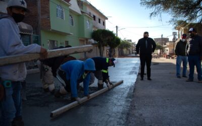 SUPERVISA ALCALDE PAVIMENTACIÓN DE LA CALLE CALZADA DE LOS INDIOS