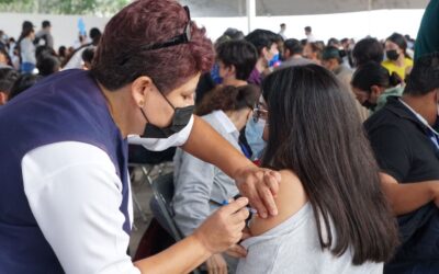 CENTENNIALS ACUDEN CON RESPONSABILIDAD PARA SER VACUNADOS