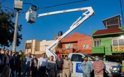ALCALDE ENTREGA GRÚA CON CANASTILLA PARA MEJORAS DEL ALUMBRADO PÚBLICO