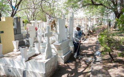 DAN MANTENIMIENTO A PANTEÓN MUNICIPAL