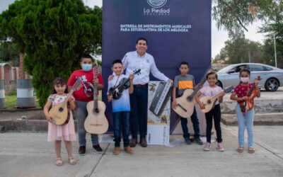 SAMUEL HIDALGO FAVORECE A NIÑOS CON INSTRUMENTOS MUSICALES