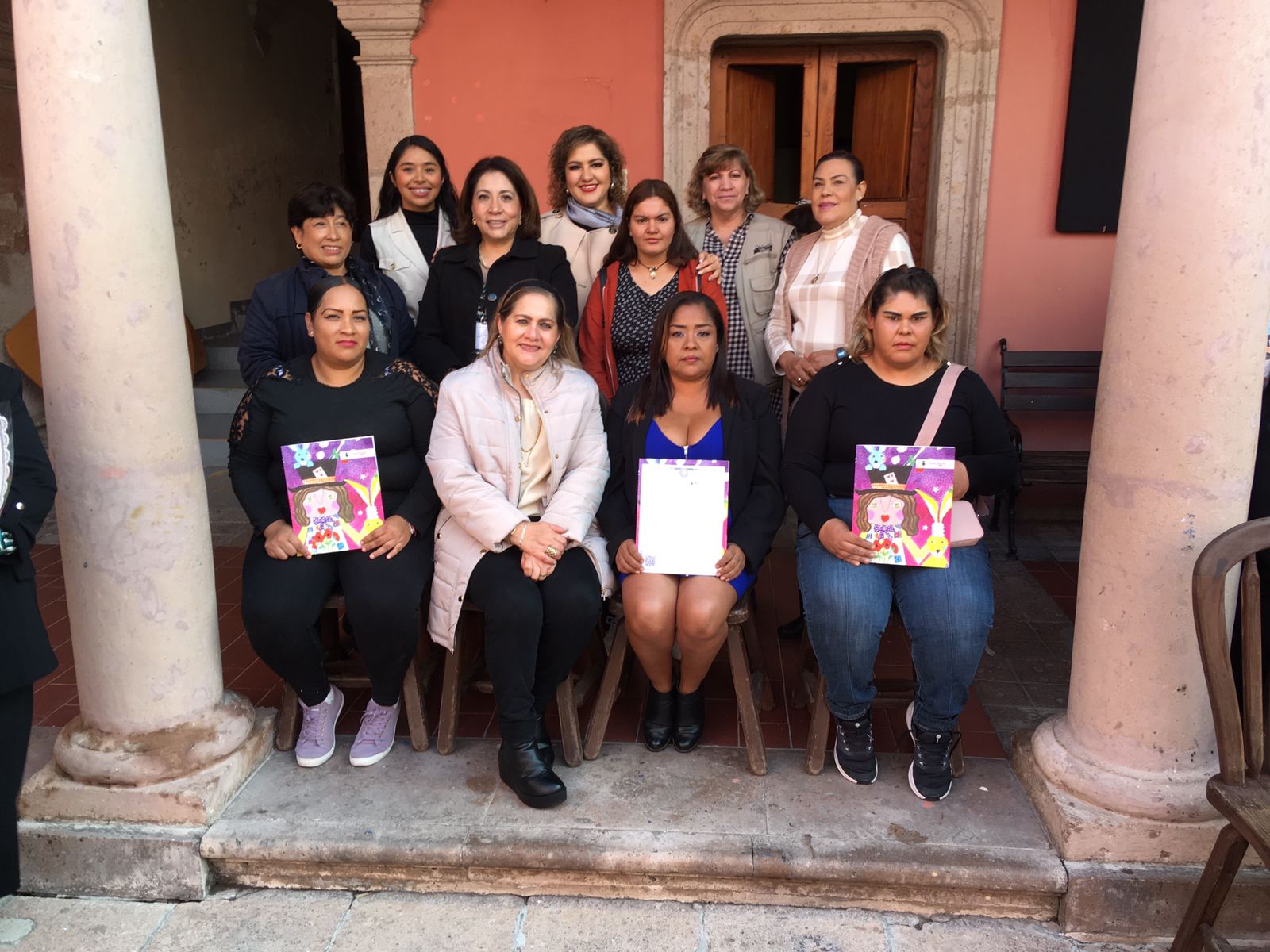 ENTREGAN CERTIFICADOS DE PRIMARIAS Y SECUNDARIAS A 50 MUJERES