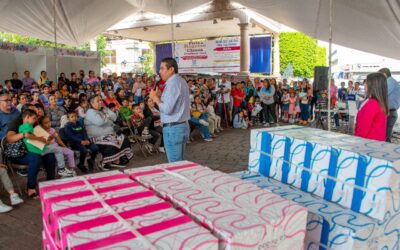 SAMUEL HIDALGO ENTREGA TENIS Y ZAPATOS ESCOLARES A NIÑOS DE PRIMARIA