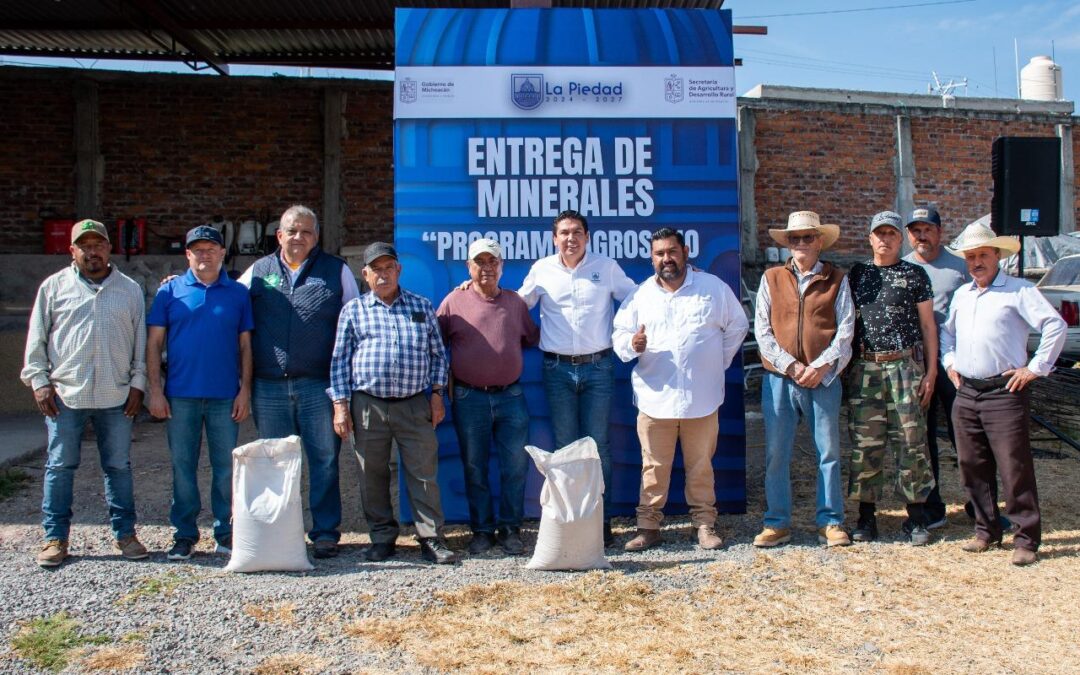 ENTREGA ALCALDE DE LA PIEDAD MINERALES PARA EL CAMPO LOCAL