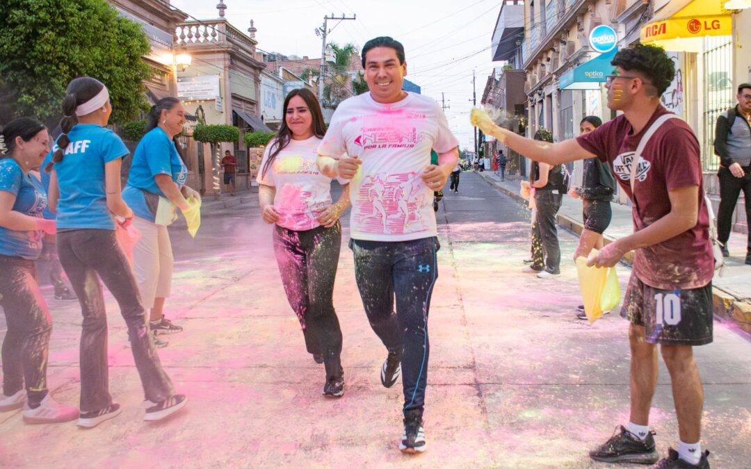 CARRERA NEÓN REÚNE A MILES DE FAMILIAS EN EL CENTRO DE LA PIEDAD