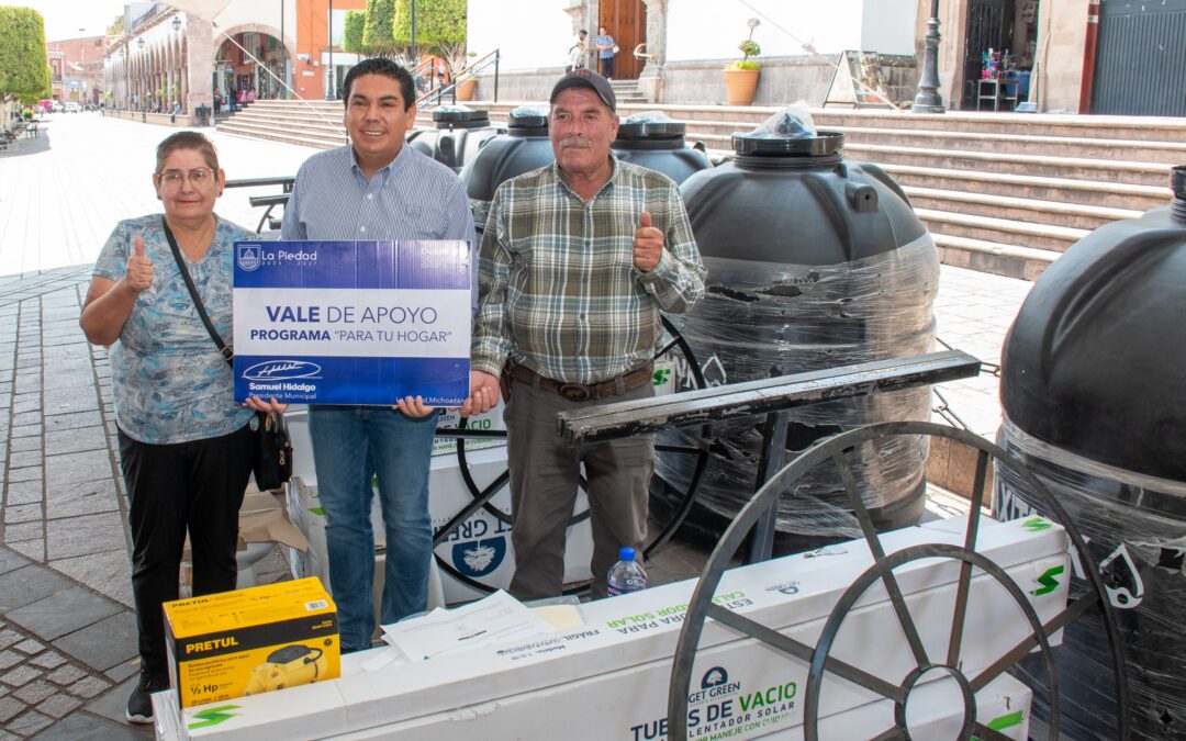 FAVORECEN CONDICIONES DE VIDA DE LOS PIEDADENSES CON ENTREGA DE APOYOS
