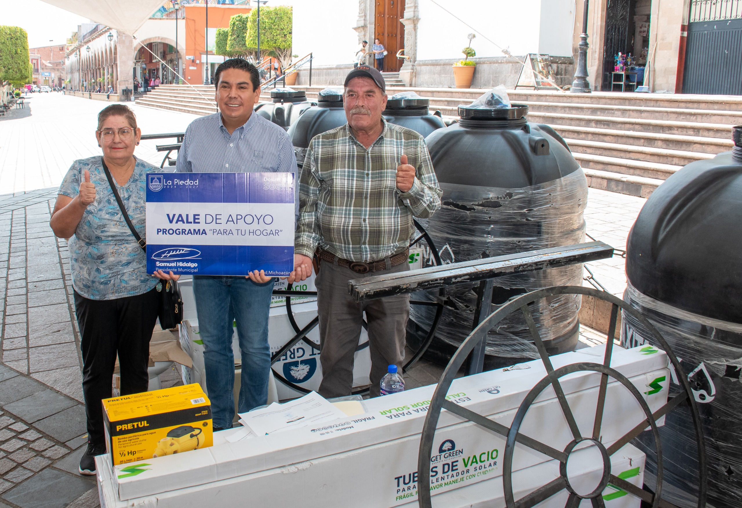 FAVORECEN CONDICIONES DE VIDA DE LOS PIEDADENSES CON ENTREGA DE APOYOS