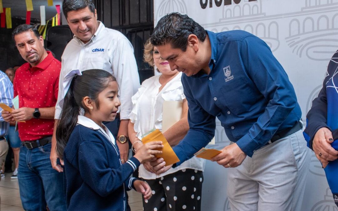 INICIA ALCALDE SAMUEL HIDALGO LA ENTREGA DE BECAS MUNICIPALES