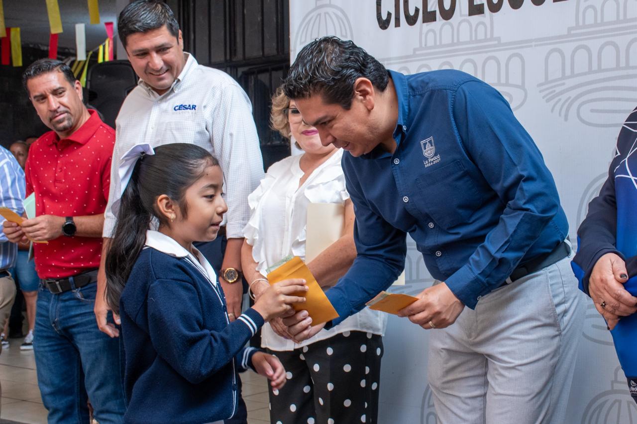 INICIA ALCALDE SAMUEL HIDALGO LA ENTREGA DE BECAS MUNICIPALES