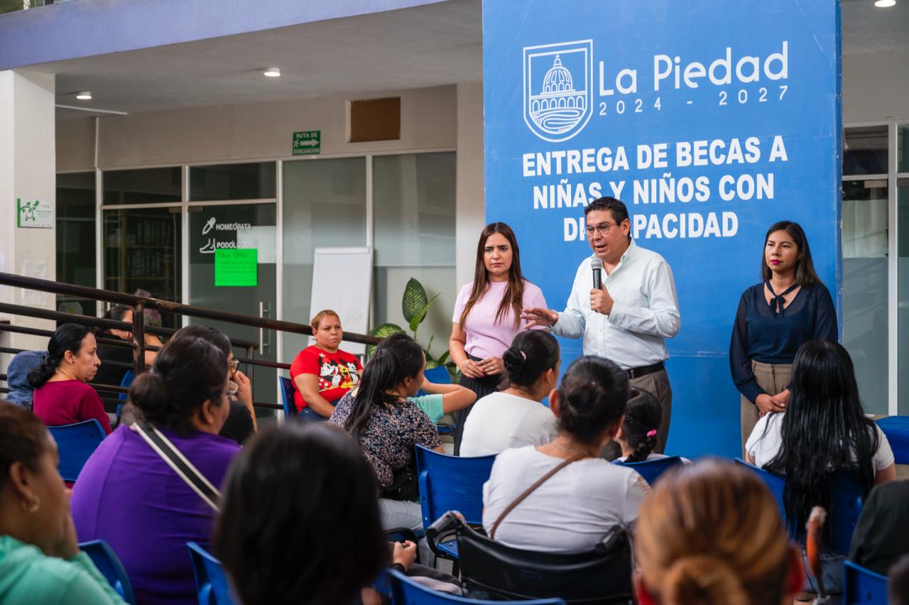 FORTALECE DIF EL APOYO A FAMILIAS PIEDADENSES MEDIANTE LA ENTREGA DE BECAS