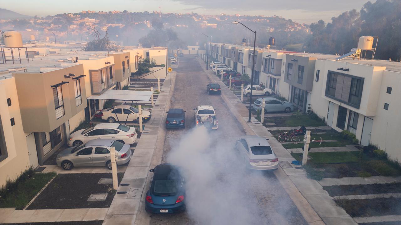 GOBIERNO MUNICIPAL REFUERZA FUMIGACIÓN CONTRA EL MOSQUITO EN DISTINTAS COLONIAS