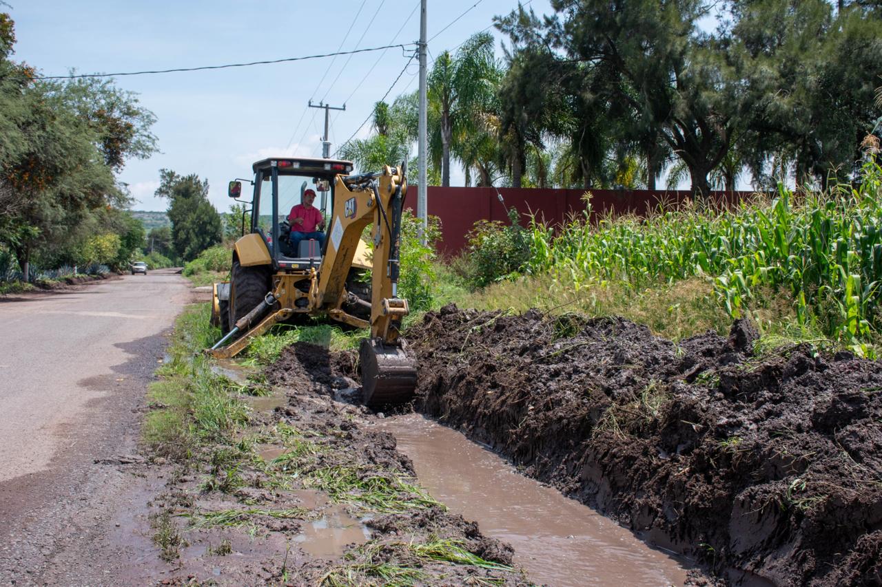 REALIZA GOBIERNO MUNICIPAL MANTENIMIENTO DE CAMINOS Y LIMPIEZA DE CANALES EN COMUNIDADES